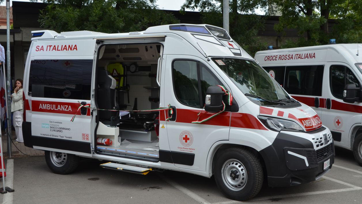 NUOVA AMBULANZA PER LA CROCE ROSSA DI CORREGGIO (RE) NUOVA AMBULANZA PER LA CROCE ROSSA DI CORREGGIO (RE)